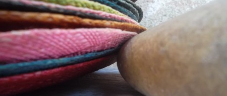 Des chapeaux empilées, poser un galet et cela peu faire quelque chose de sympas.